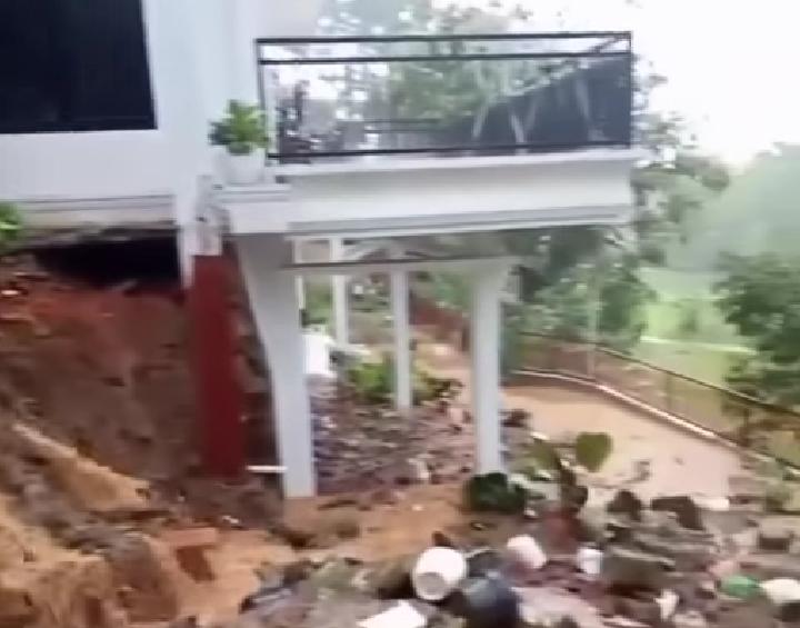 Sebuah Rumah di Gununghalu Bandung Hanyut Terbawa Longsor Akibat Hujan Deras