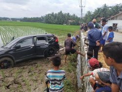 Hantam Motor, Honda CRV Terjun ke Sawah di Pangandaran