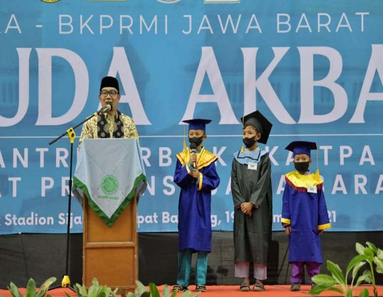 Gubernur Jabar Wisuda 1.500 Santri di Jalak Harupat Kabupaten Bandung