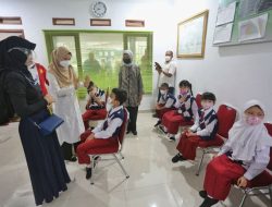 Ibu Negara Tinjau Vaksinasi Anak Usia 6-11 Tahun di SDN 196 Sukarasa