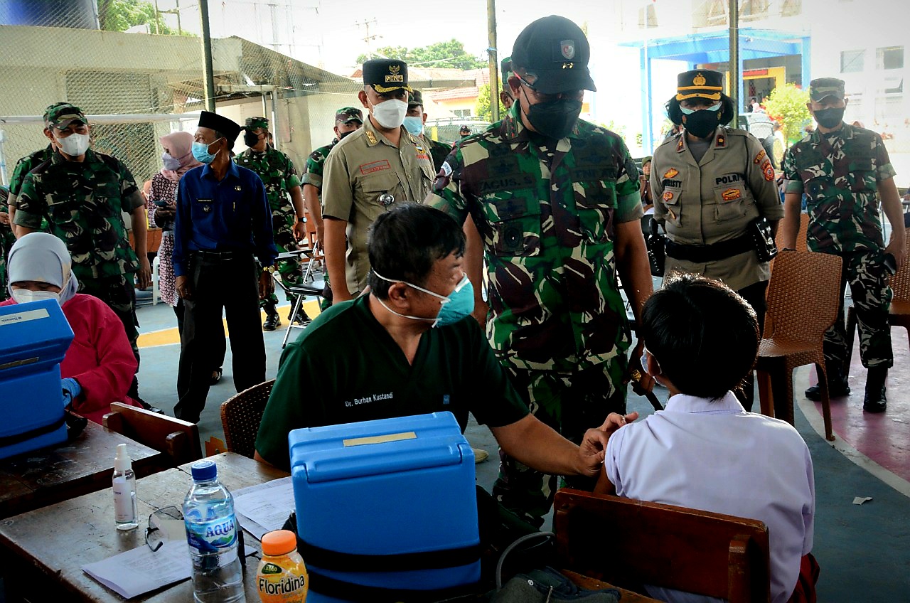 Kejar Target Pemberian Vaksin bagi Anak Usia SD, Pangdam III Siliwangi Meninjau Vaksinasi