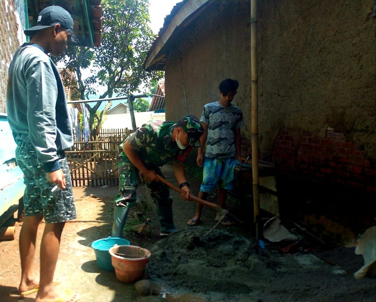 Personel TNI Renovasi Rumah Milik Warga di Tegalame Bandung