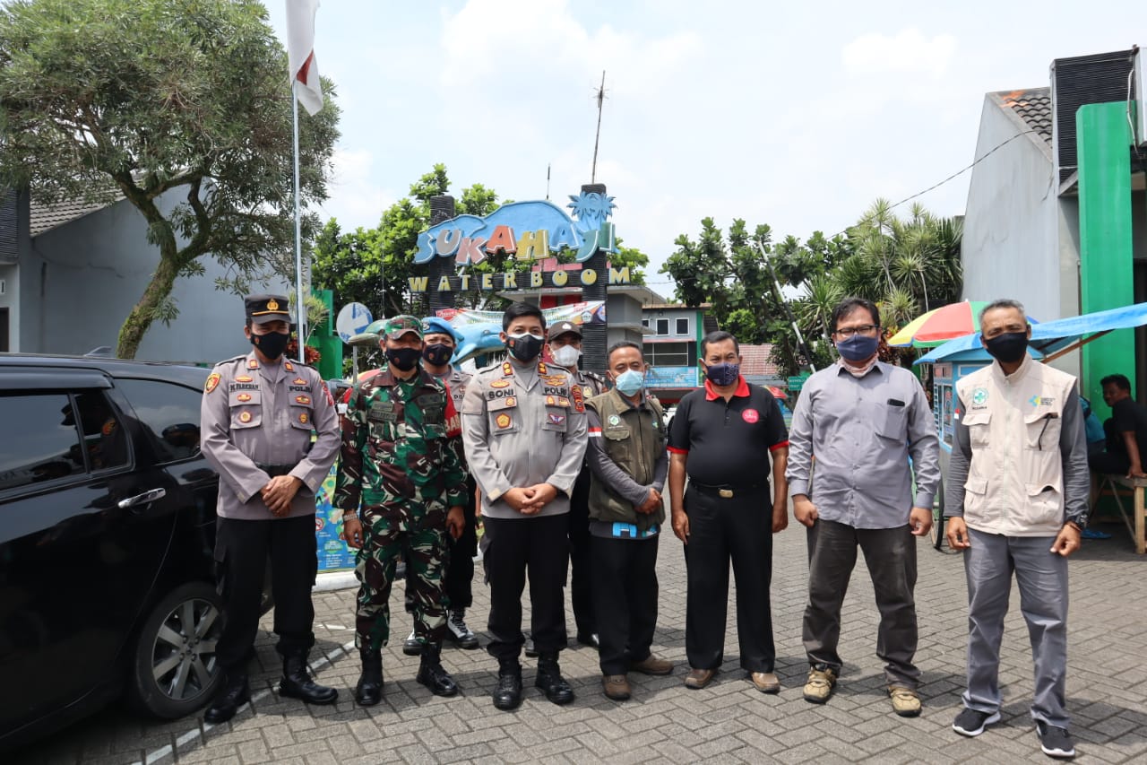 Polres Ciamis Kerjasama dengan Pelaku Usaha Wisata Waterboom Sukahaji untuk Gelar Vaksinasi