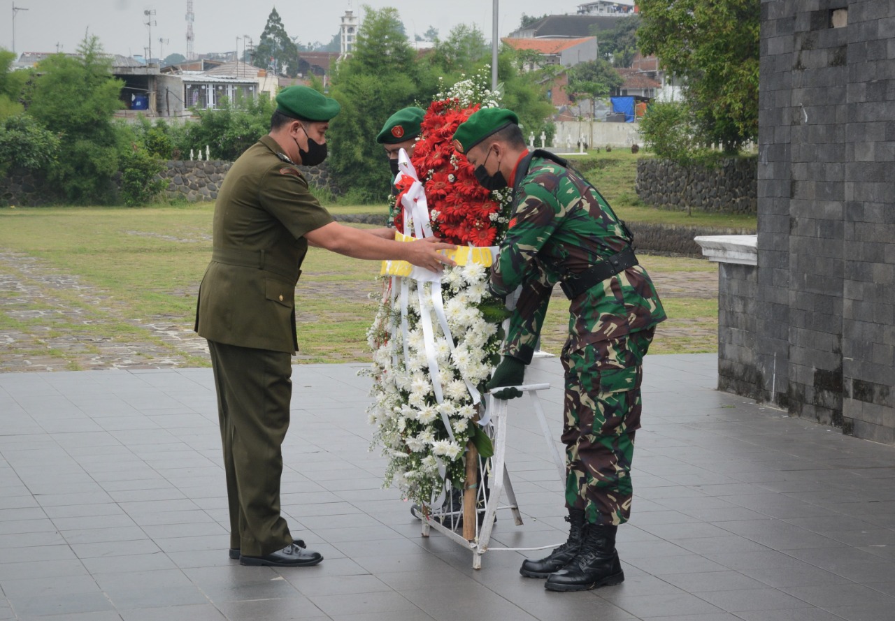 Sambut HUT ke-71 Penerangan TNI AD, Pendam III Siliwangi Gelar Ziarah Rombongan ke Taman Makam Pahlawan