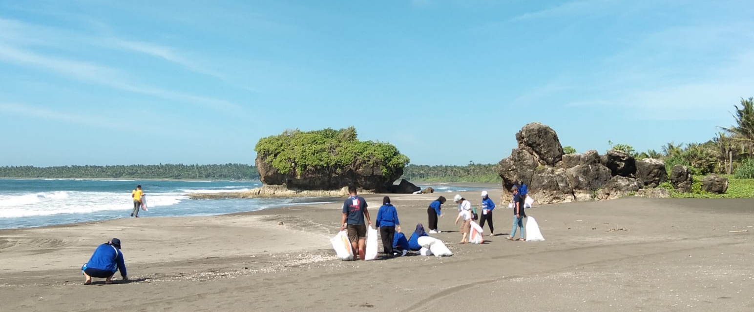 Mahasiswa KKN Unsil Lakukan Aksi Bersih-bersih Pantai, Kini Legokjawa Nampak Cantik