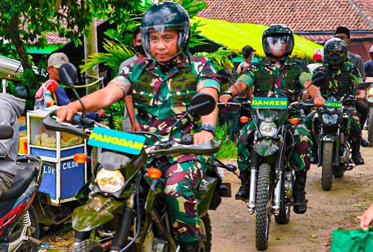 Kejar Target, Pangdam Tinjau Vaksinasi di Lebak Banten Gunakan Motor