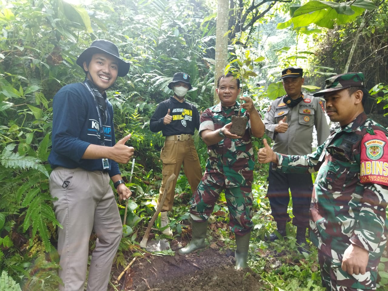 Peringati Harjad ke-19 Kota Banjar, Camat Pataruman Laksanakan Penanaman Pohon di Curug Panganten