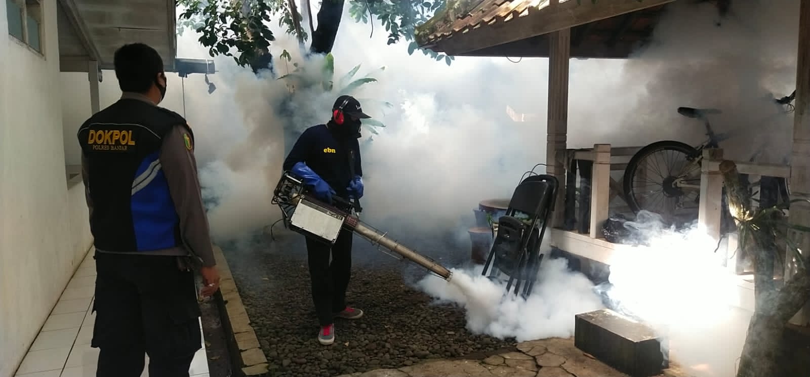Antisipasi Nyamuk Aedes Aegypti, Polres Banjar Lakukan Fogging