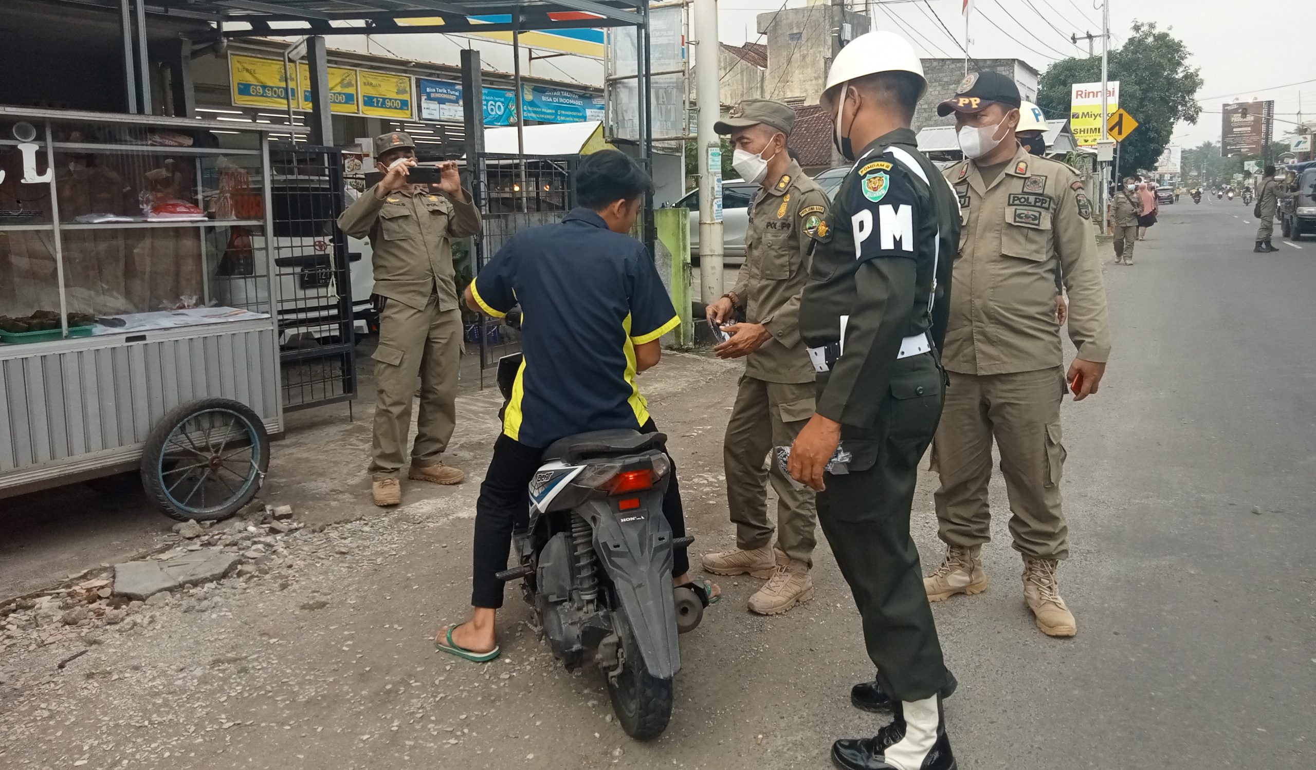 Tingkatkan Disiplin Prokes, Satpol PP Bagikan Masker untuk Pengendara di Pangandaran