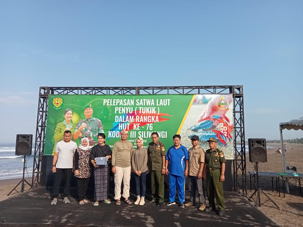 Pangdam lll Siliwangi Lakukan Pelepasan Penyu di Pantai Pangandaran