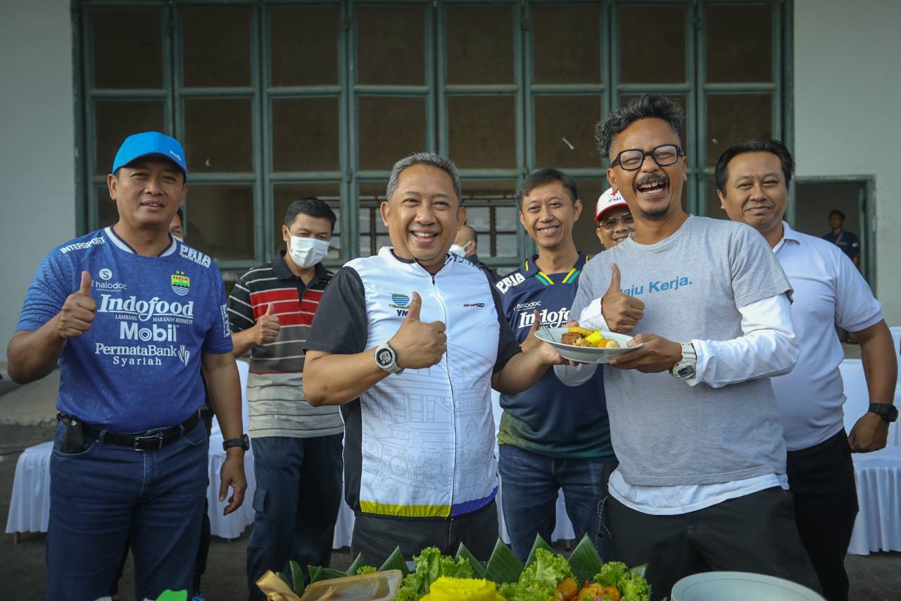 Para Bobotoh Persib Bandung Sambut Antusias Tim Mebanggaannya Kembali Merumput