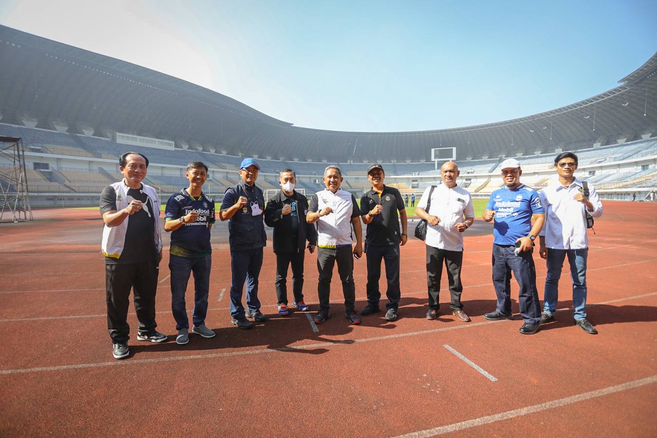 Ratusan Orang Lakukan Aksi Bersih-bersih dan Pengecetan di Stadion GBLA