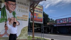 Seorang Tokoh Politik di Pangandaran Pasang Baliho Anies Baswedan Secara Sukarela