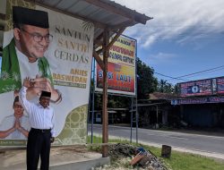 Seorang Tokoh Politik di Pangandaran Pasang Baliho Anies Baswedan Secara Sukarela
