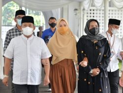 Walkot Bandung Tak Kuasa Menahan Air Mata Saat Takziah ke Gubernur Jawa Barat