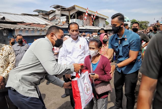 Jokowi Serahkan Bantuan Sembako dan Modal Usaha untuk 100 PKH Kota Bandung