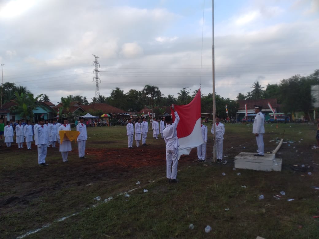 Sepatu Anggota Paskibra Copot Saat Kibarkan Bendera Merah Putih di Lapangan Berlumpur