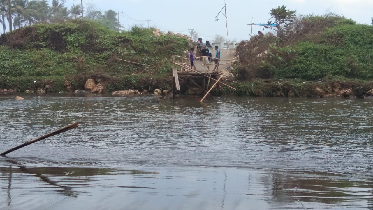 Abrasi Pantai, Jembatan Darurat Penghubung Desa di Kabupaten Pangandaran Ambruk