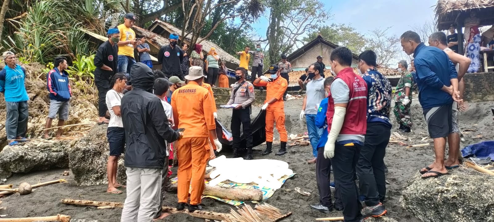 Mayat Pria Tanpa Identitas Ditemukan di Tepi Pantai Batukaras