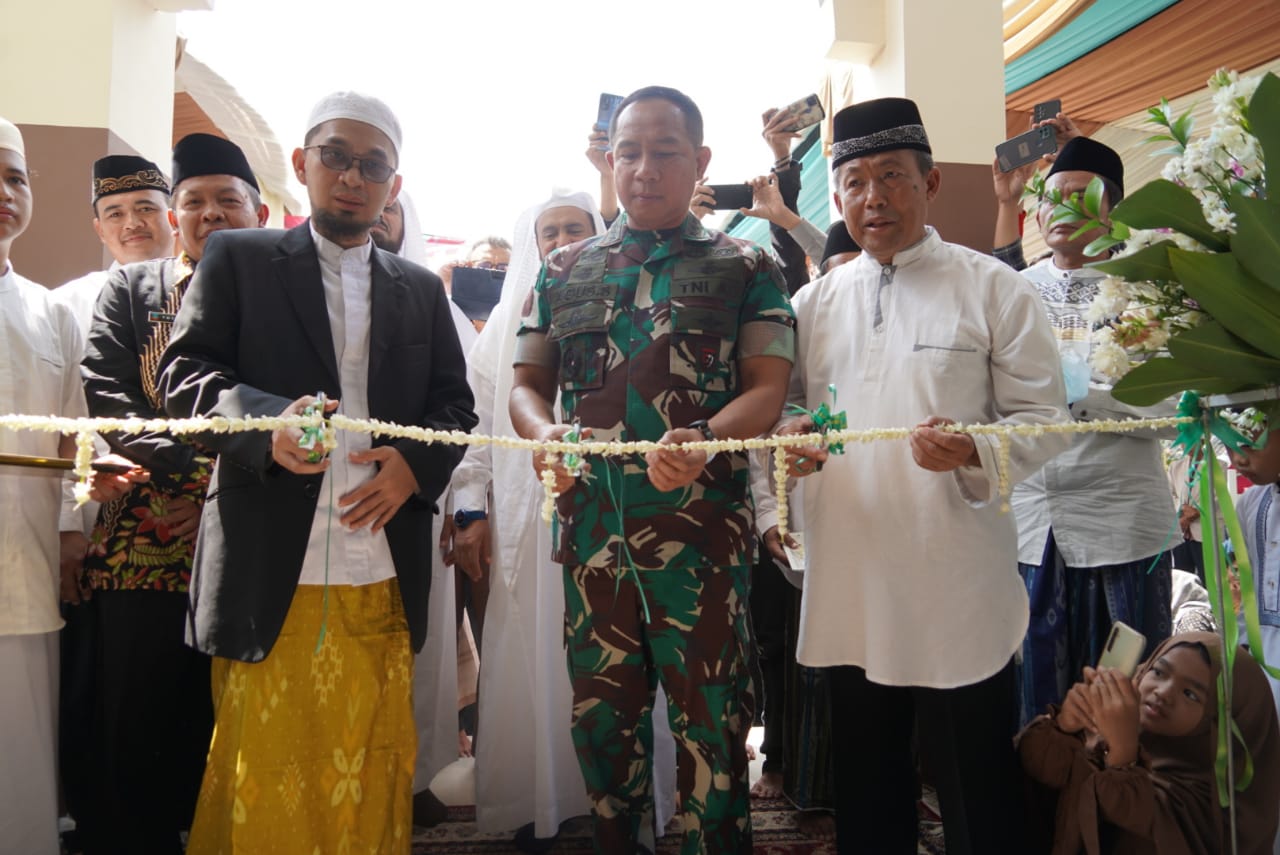 Irdam III/Slw, Sambut Sekaligus Dampingi Wakasad, Resmikan Masjid Al-Hudlori di Garut