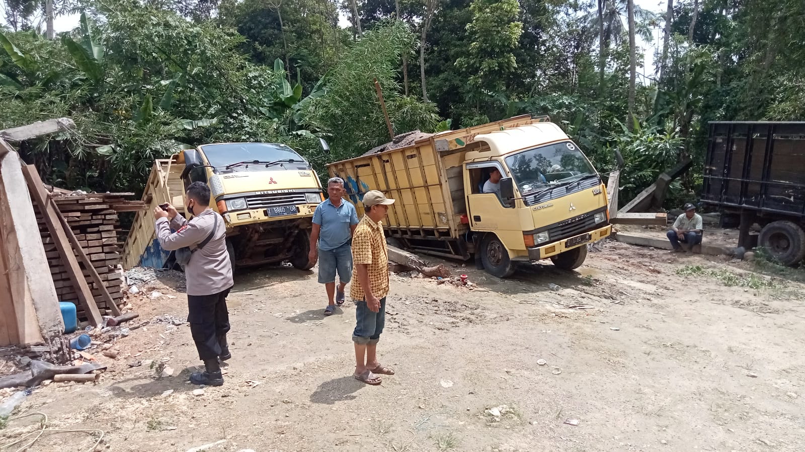 Akibat Tanah Longsor, Dua Kendaraan di Pangandaran Terperosok ke Sungai