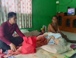 Anggota DPRD Pangandaran Berikan Bantuan kepada Warga Penderita Stroke