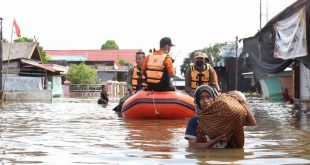 Polisi Bantu Korban Banjir di Tasik